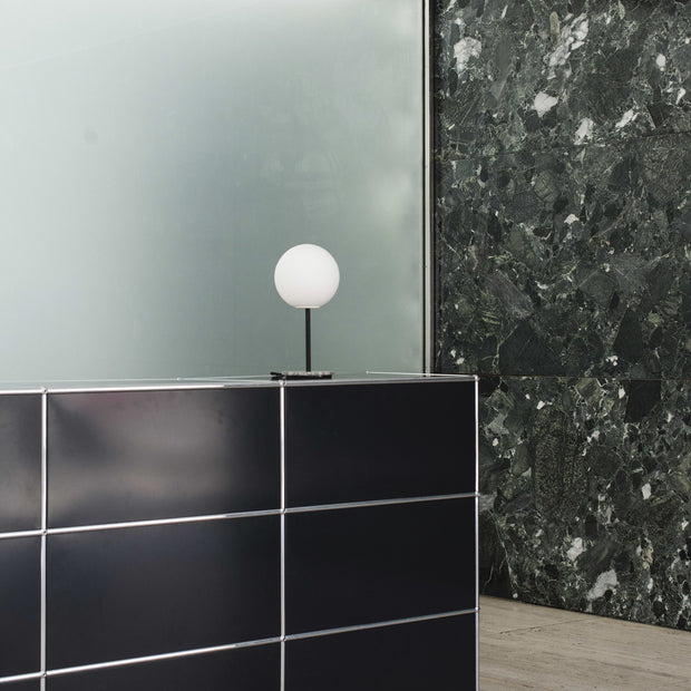 Audo Copenhagen Stolní lampa TR, Brushed Brass, Matt Opal - DESIGNSPOT