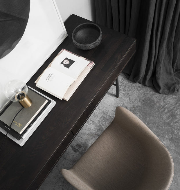Audo Copenhagen Jídelní židle Harbour, Dark Oak / Burned Red - DESIGNSPOT
