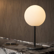 Audo Copenhagen Stolní lampa TR, Brushed Brass, Matt Opal - DESIGNSPOT