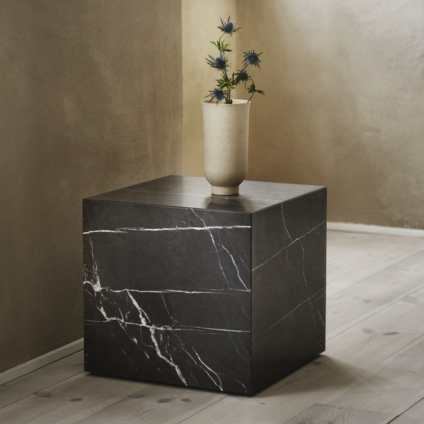 Audo Copenhagen Odkládací stolek Plinth Cubic, Black Marble - DESIGNSPOT