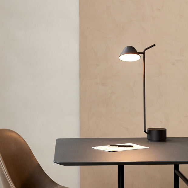 Audo Copenhagen Stolní lampa Peek, Black - DESIGNSPOT