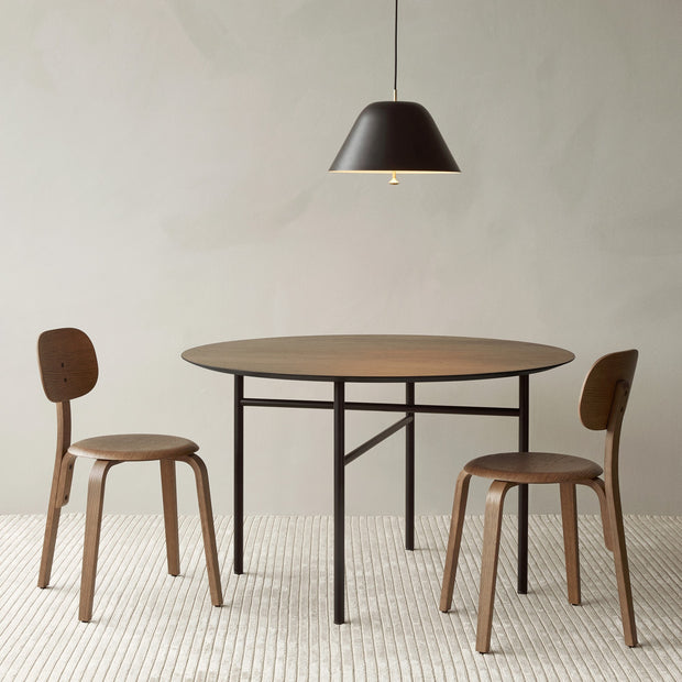 Audo Copenhagen Jídelní stůl Snaregade Ø138, Black Oak - DESIGNSPOT