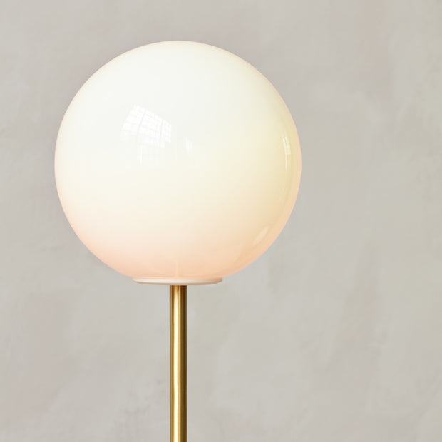 Audo Copenhagen Stolní lampa TR, Brushed Brass, Matt Opal - DESIGNSPOT