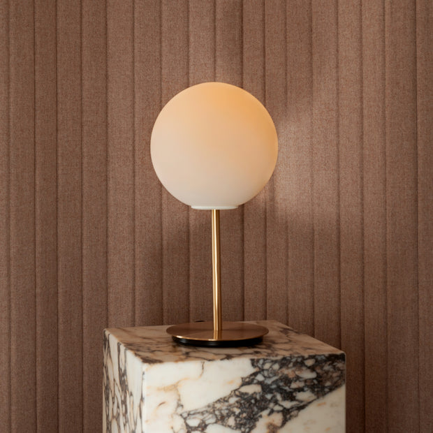 Audo Copenhagen Stolní lampa TR, Brushed Brass, Matt Opal - DESIGNSPOT