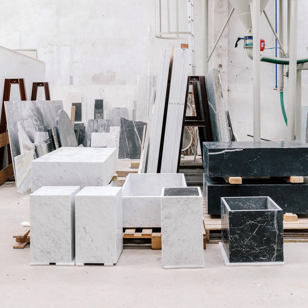 Audo Copenhagen Odkládací stolek Plinth Cubic, Grey Marble - DESIGNSPOT