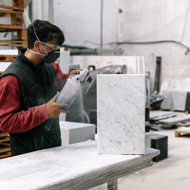 Audo Copenhagen Odkládací stolek Plinth Cubic, Grey Marble - DESIGNSPOT