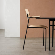 Audo Copenhagen Jídelní židle Co s područkami, Black / Natural Oak - DESIGNSPOT